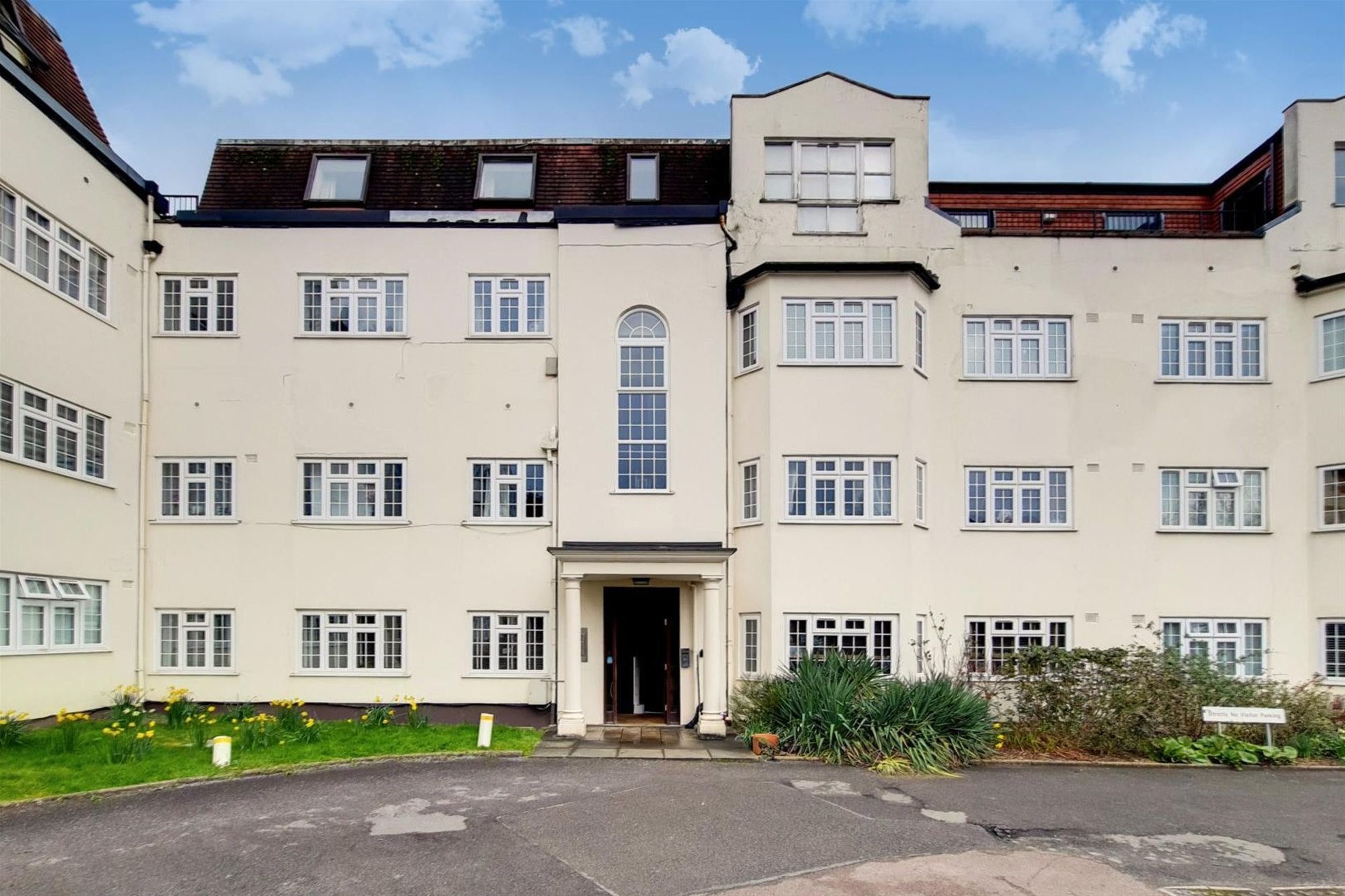 Flat Etchingham Court in Greater London