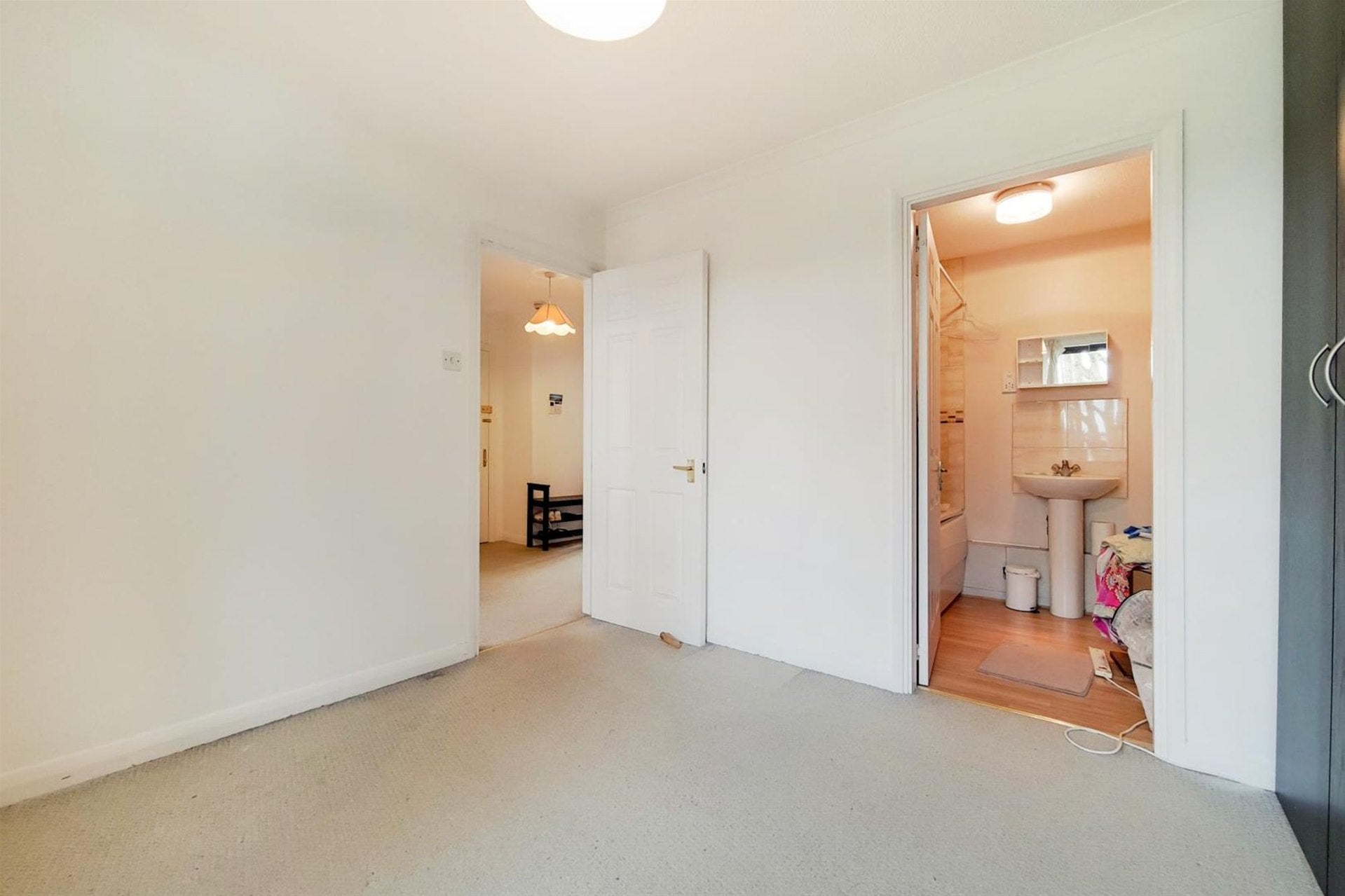 Flat Etchingham Court in Greater London