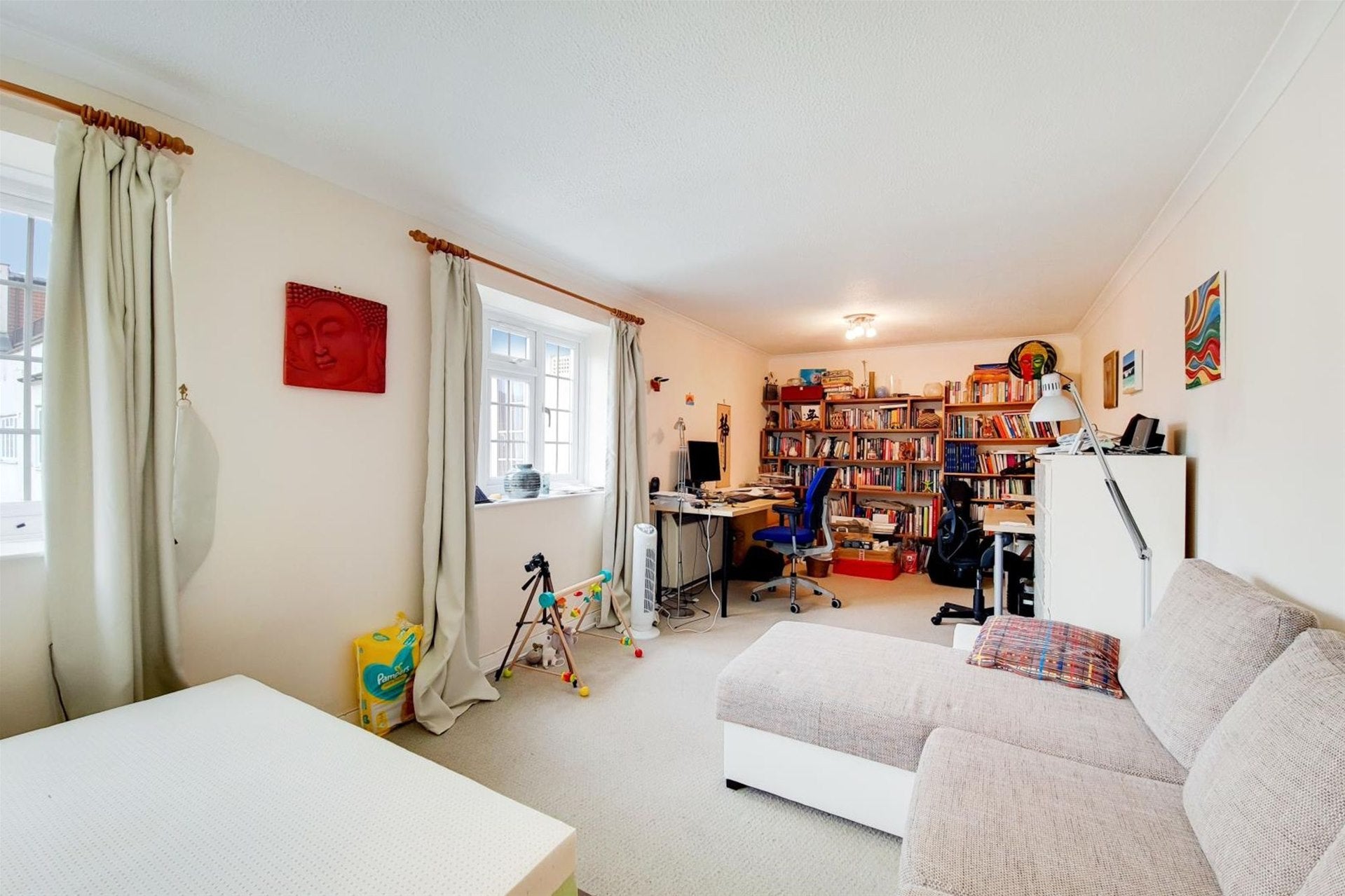 Flat Etchingham Court in Greater London