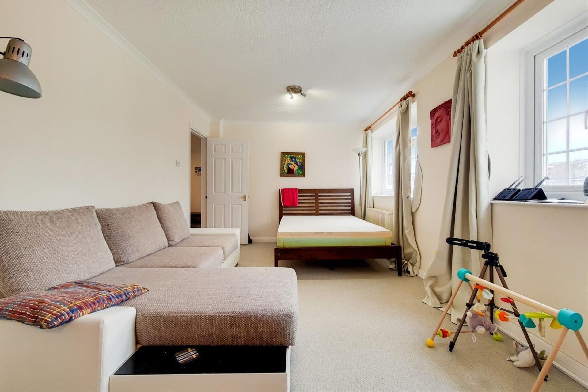 Flat Etchingham Court in Greater London