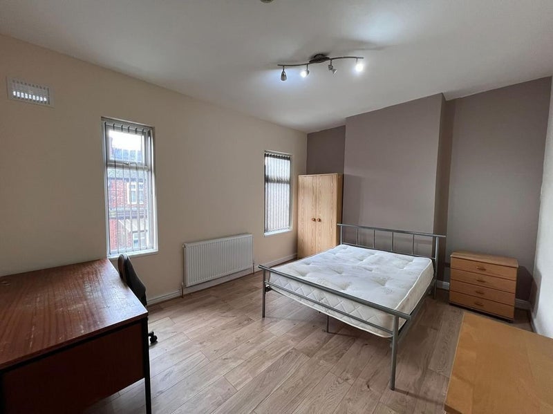 Room Kensington Avenue in Manchester