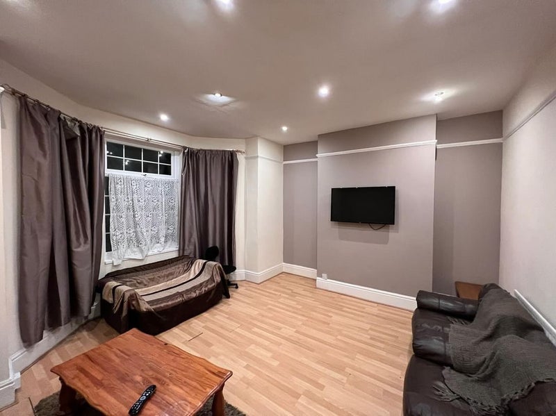 Room Kensington Avenue in Manchester