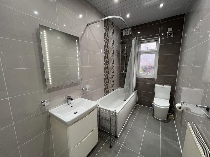 Room Kensington Avenue in Manchester