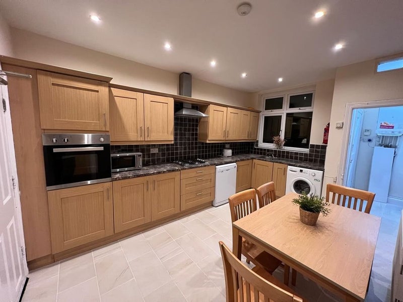 Room Kensington Avenue in Manchester