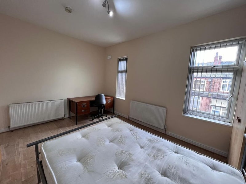 Room Kensington Avenue in Manchester