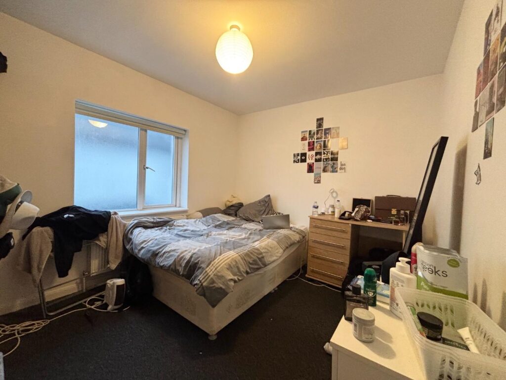 Room De Montfort Road in Brighton