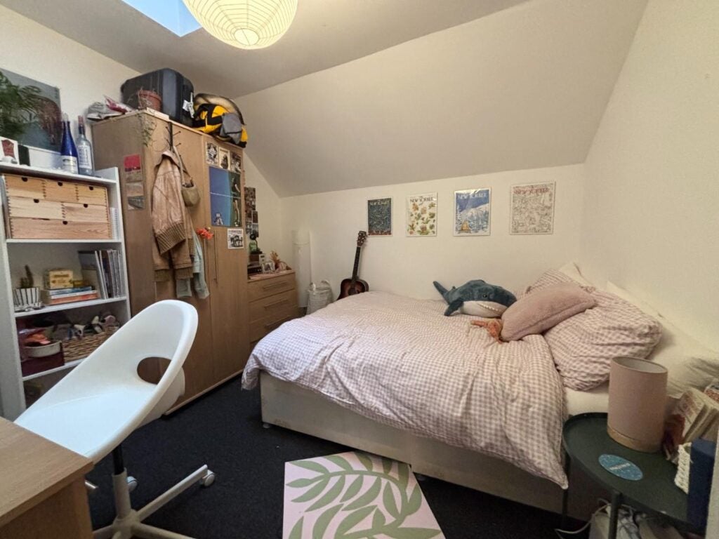 Room De Montfort Road in Brighton