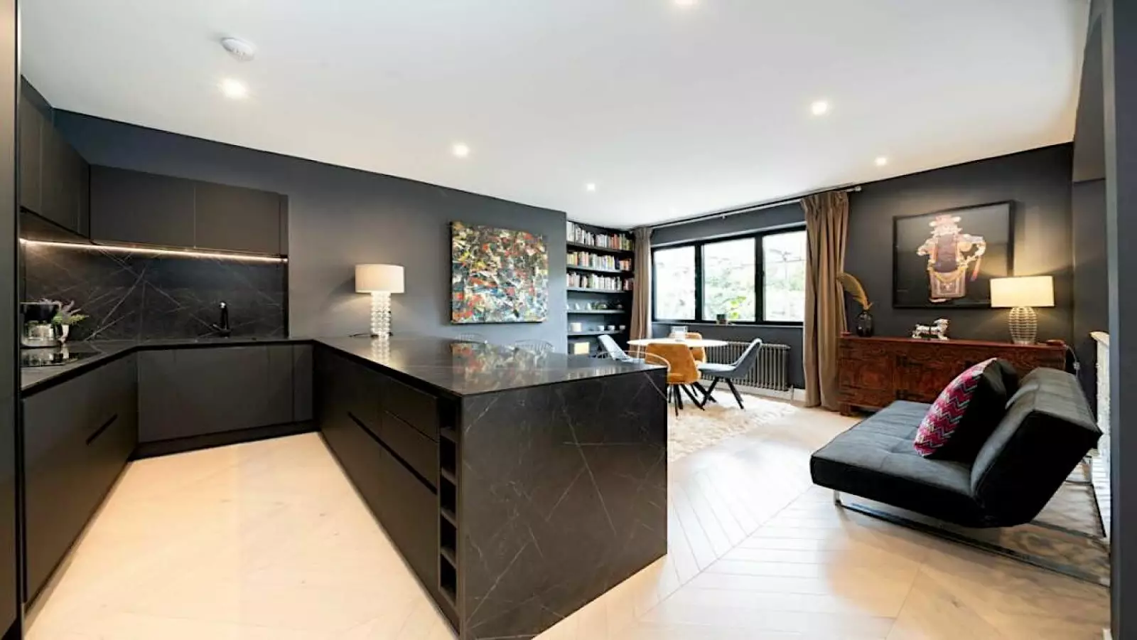 Flat Holland Road in Greater London