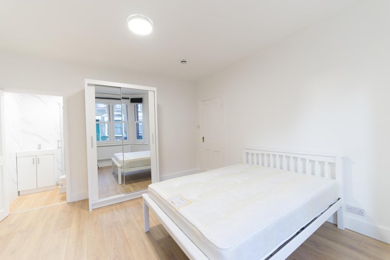 Room Tennyson Road in Greater London