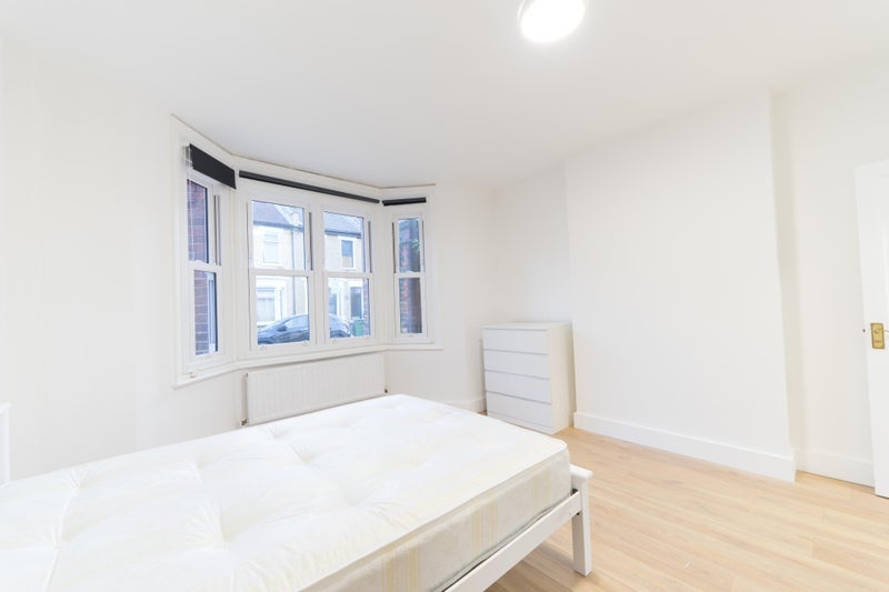 Room Tennyson Road in Greater London