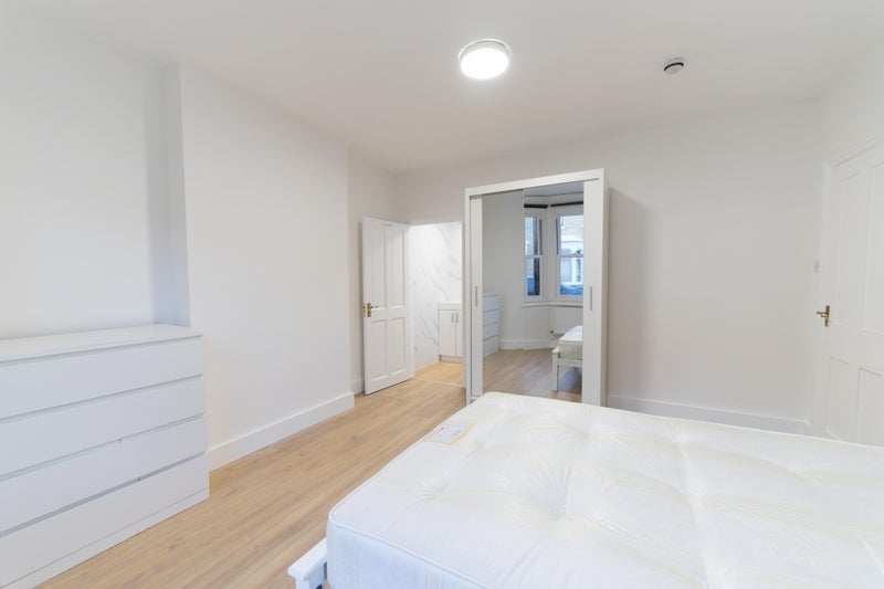 Room Tennyson Road in Greater London