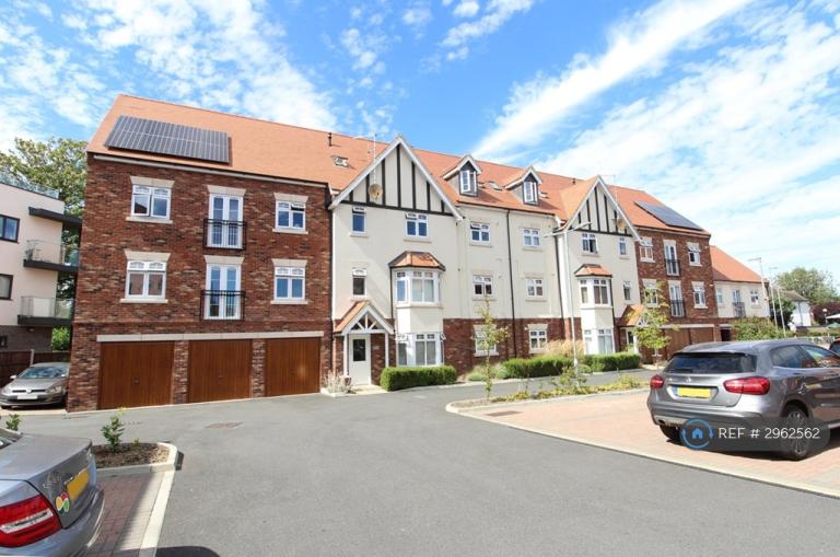 Flat Manchester Drive in Southend-on-Sea