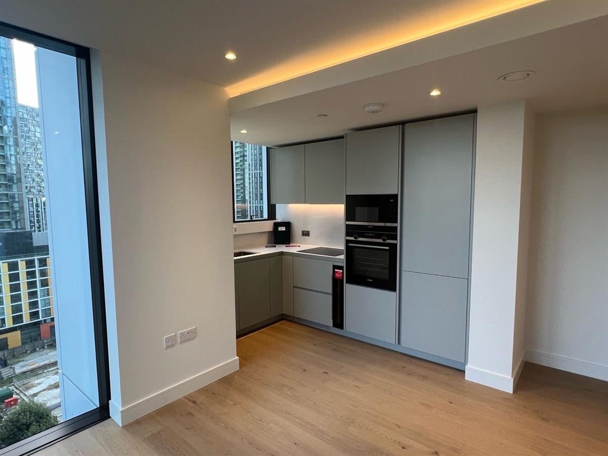 Flat South Quay Square in Greater London