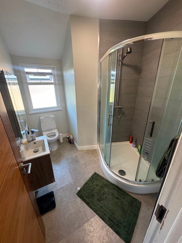 Room Sotheby Road in Greater London