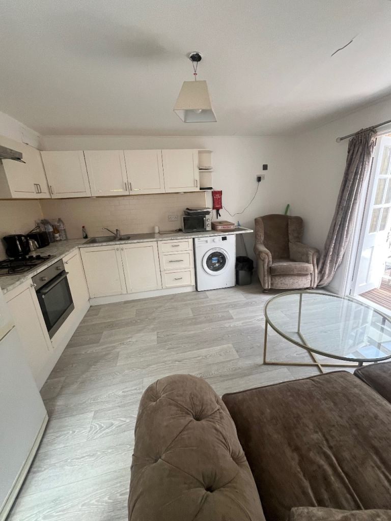 Flat Hendon Wood Lane in Greater London