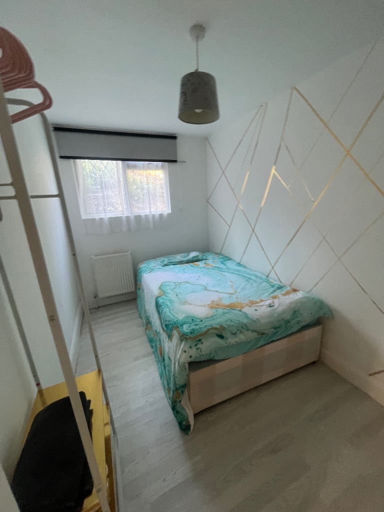 Flat Hendon Wood Lane in Greater London