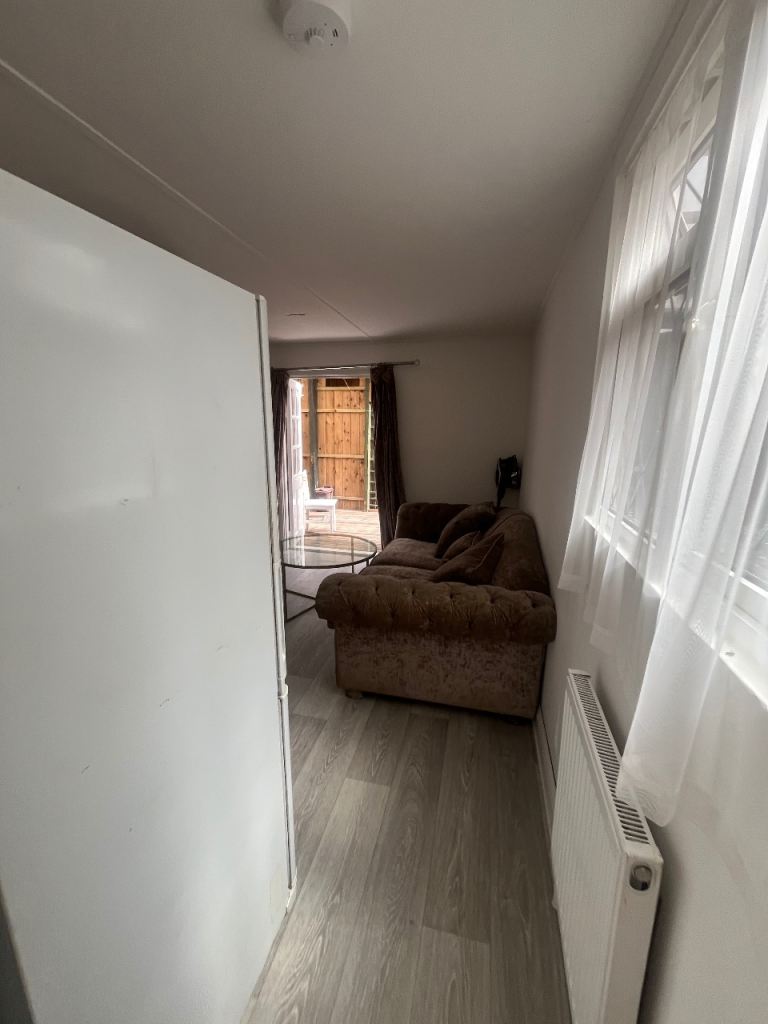 Flat Hendon Wood Lane in Greater London