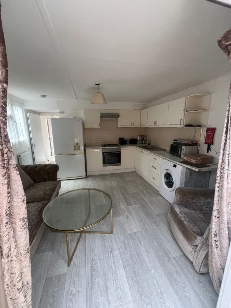 Flat Hendon Wood Lane in Greater London
