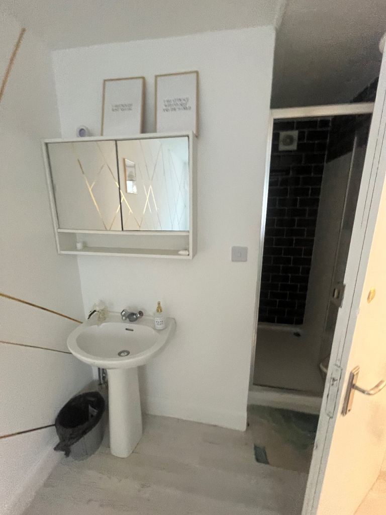 Flat Hendon Wood Lane in Greater London