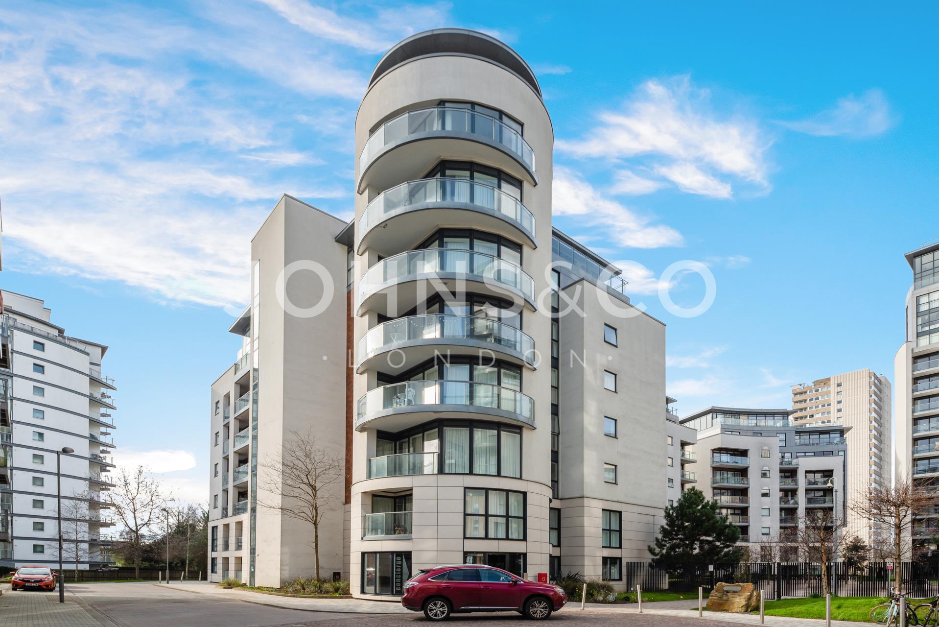 Flat Pump House Crescent in Greater London