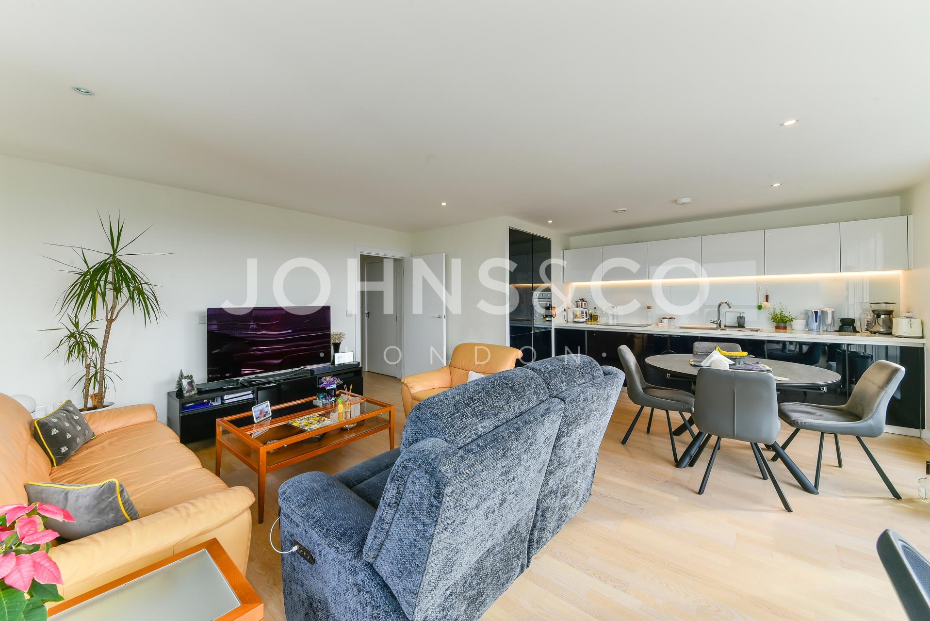 Flat Pump House Crescent in Greater London