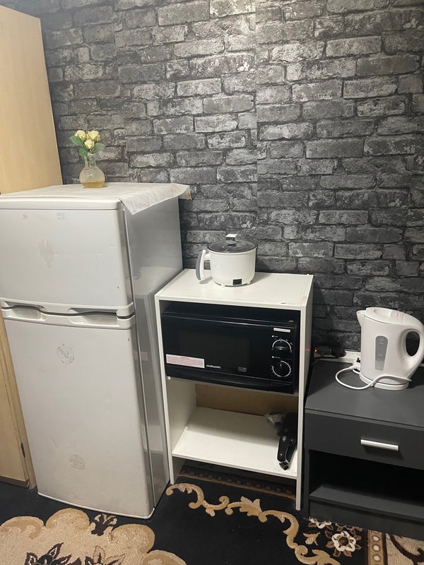 Room Carnarvon Road in Greater London