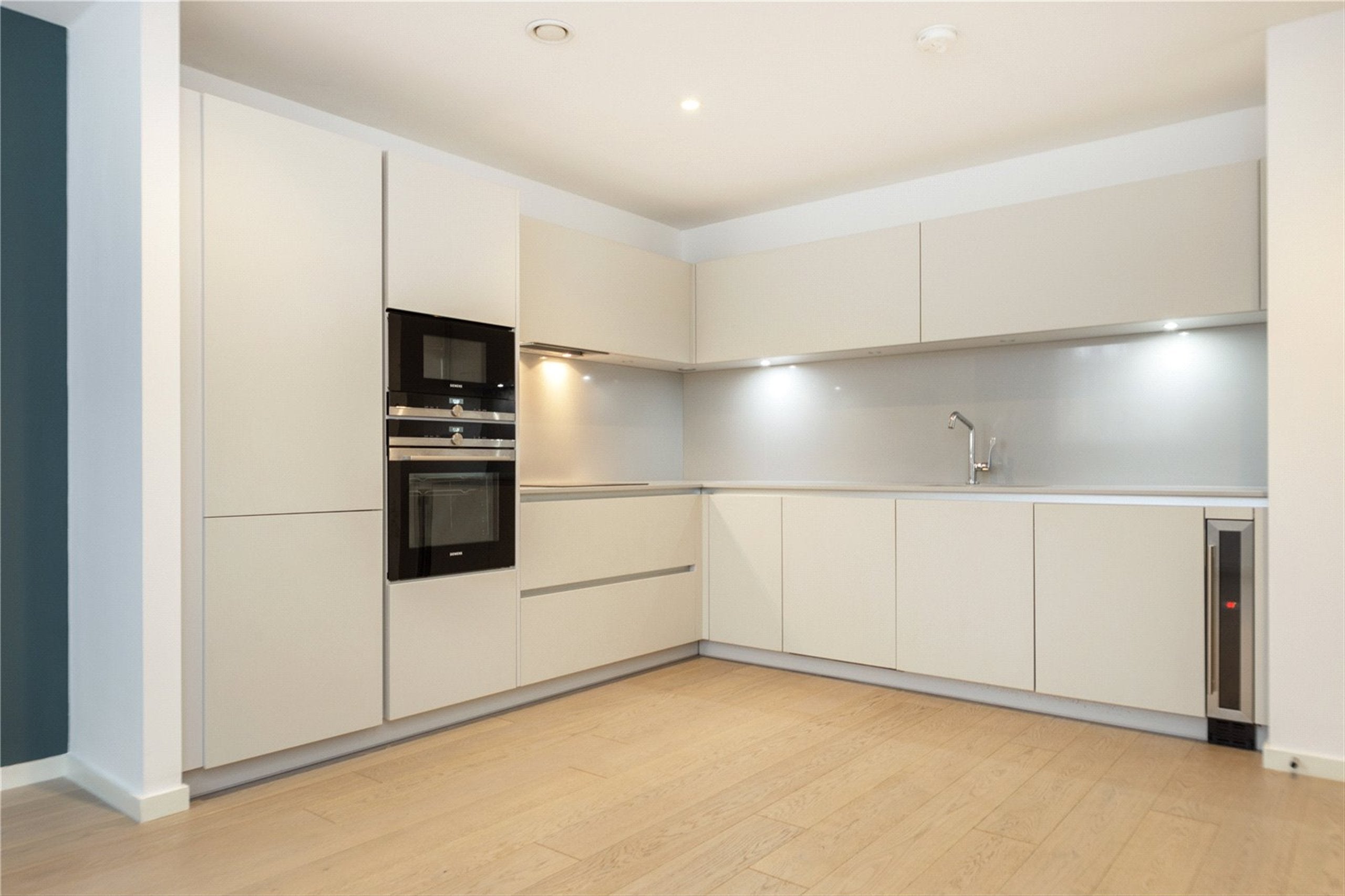 Flat Webber Street in Greater London
