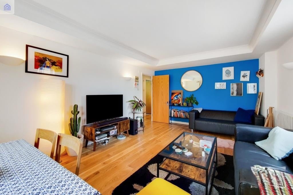 Flat Rotherhithe Street in Greater London