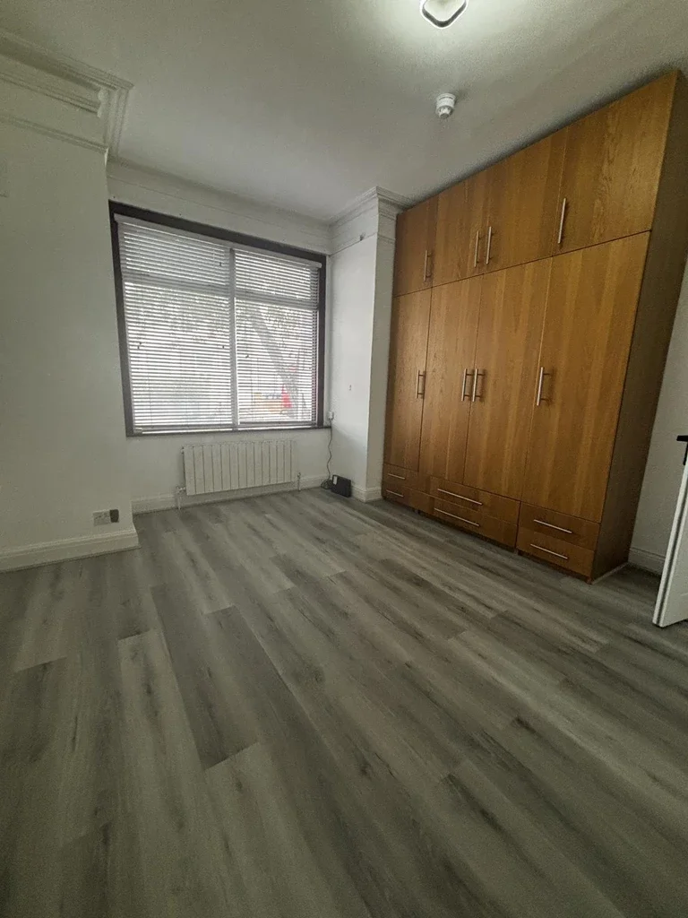 Room Bertram Road in Greater London