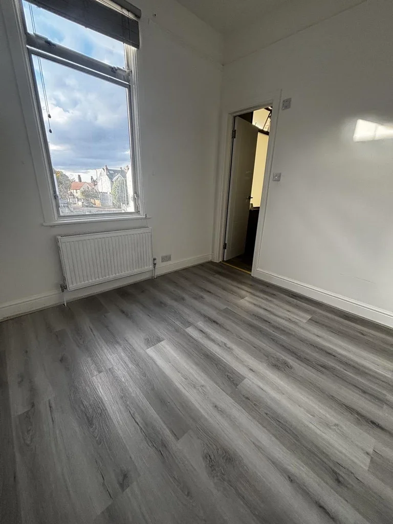 Room Bertram Road in Greater London