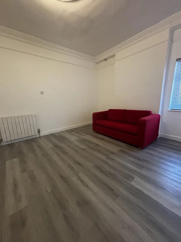 Room Bertram Road in Greater London