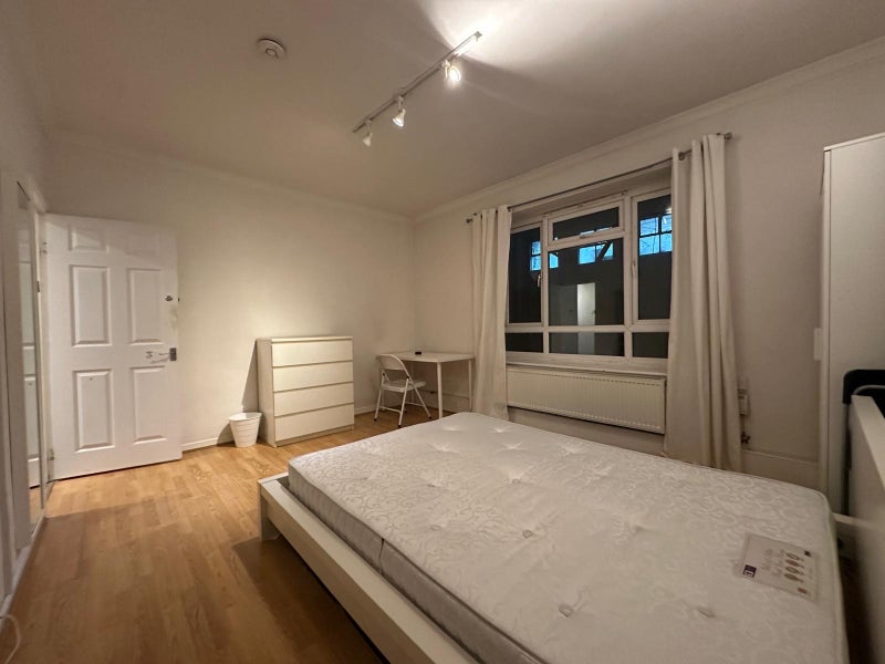 Room Long Lane in Greater London