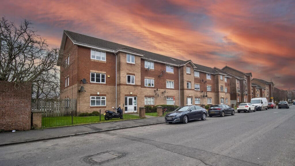 Flat Old Shettleston Road in Glasgow