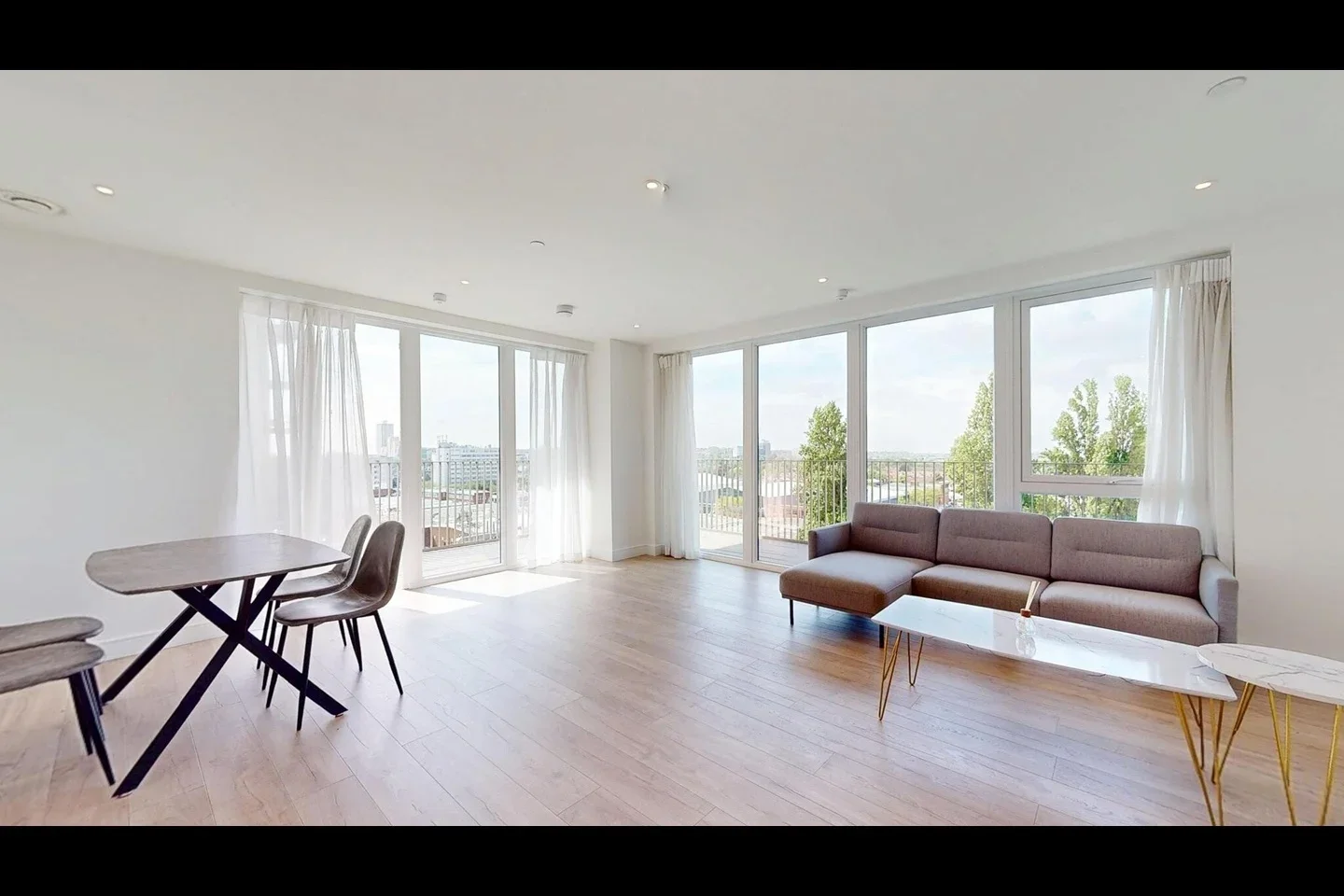 Flat Beresford Avenue in Greater London