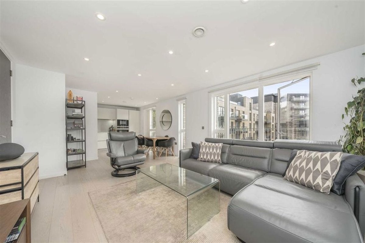Flat Bevenden Street in Greater London