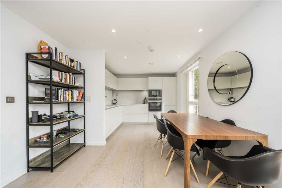 Flat Bevenden Street in Greater London