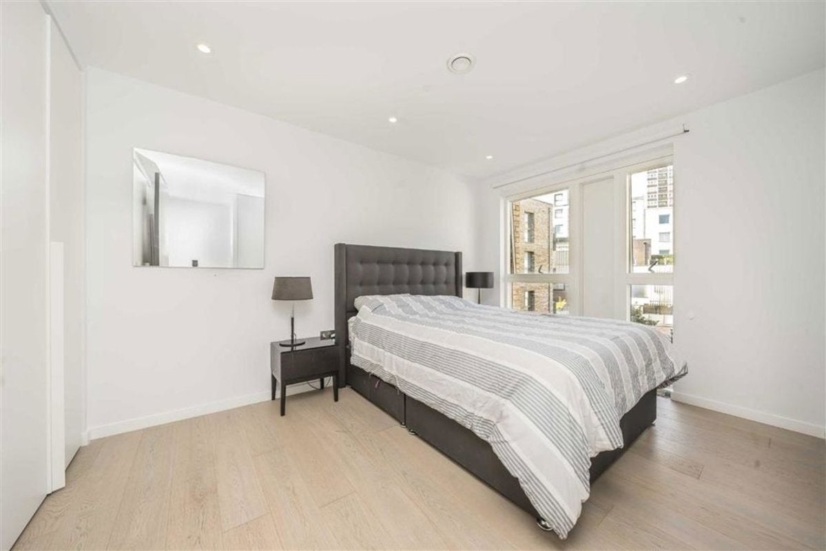 Flat Bevenden Street in Greater London