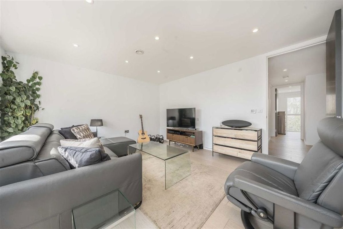 Flat Bevenden Street in Greater London