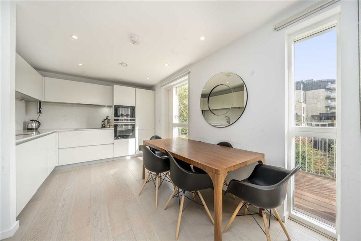 Flat Bevenden Street in Greater London