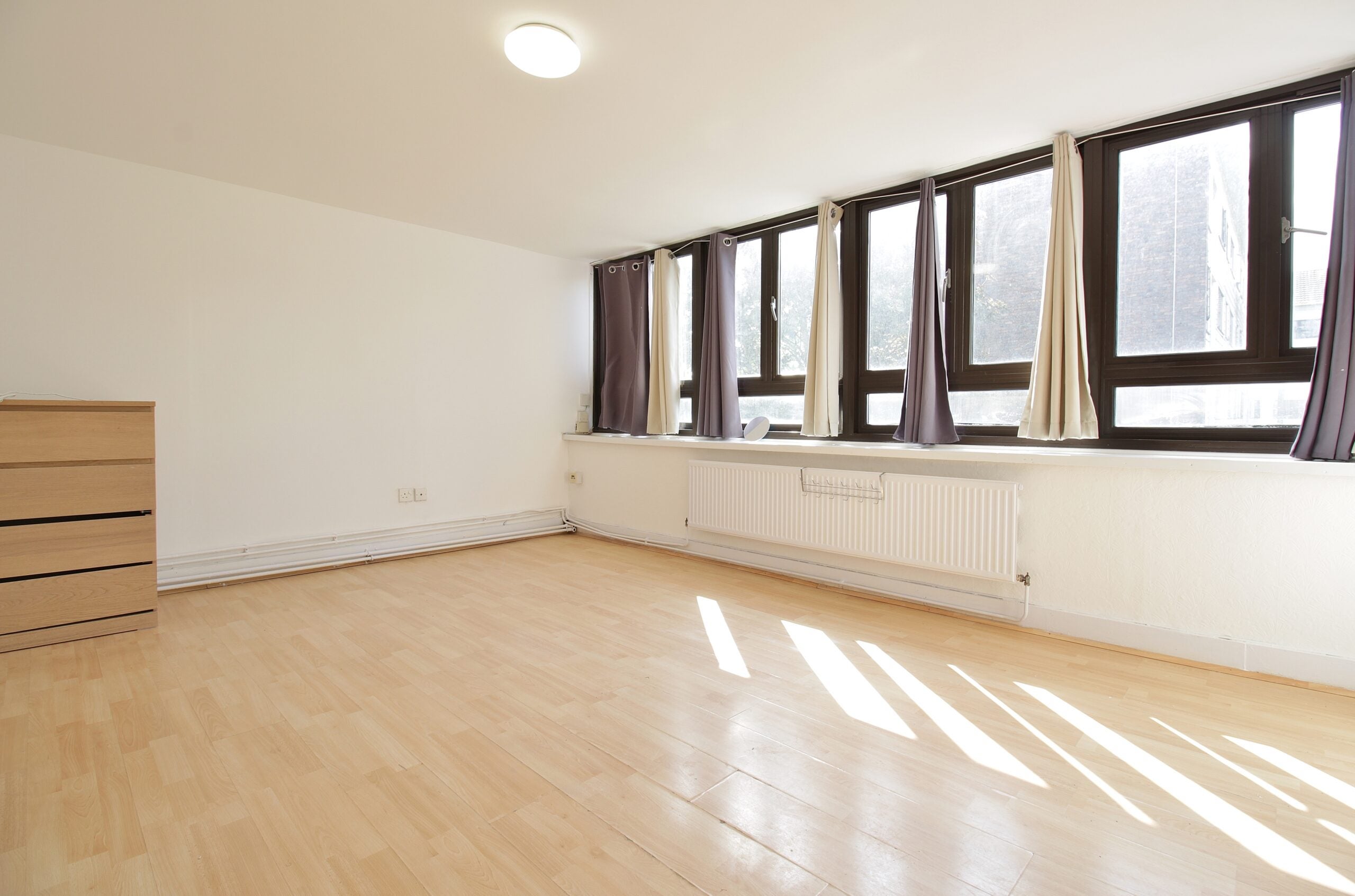 Flat Mogden Lane in Greater London