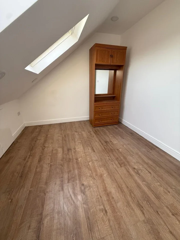 Room Trafford Road in Greater London