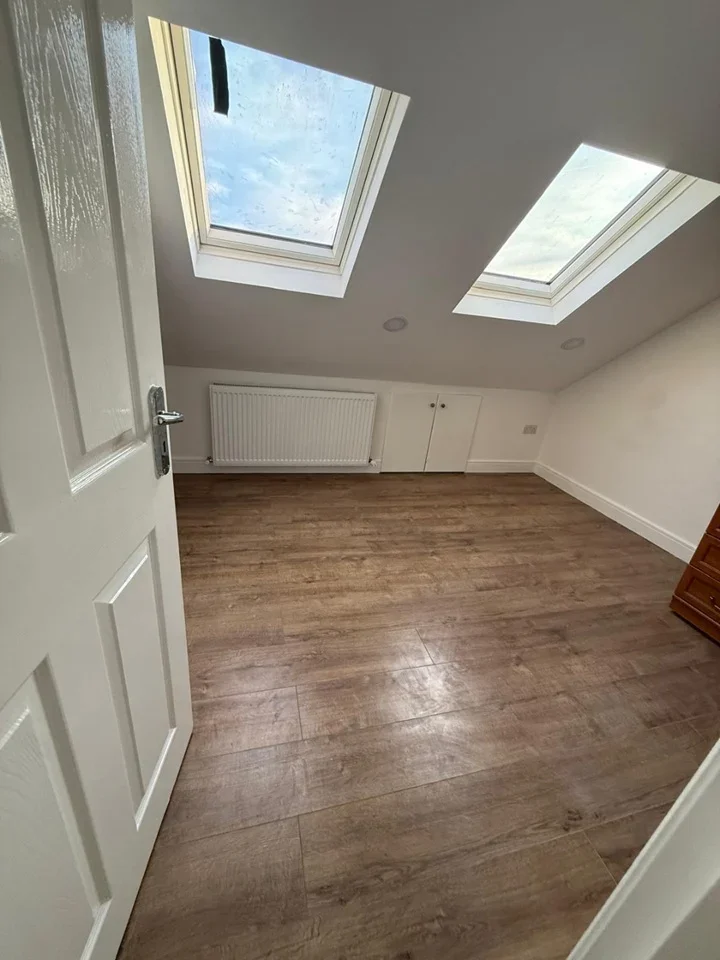Room Trafford Road in Greater London