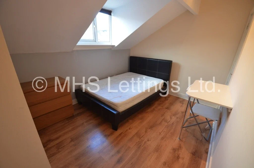 Room Back Hartley Grove in Leeds