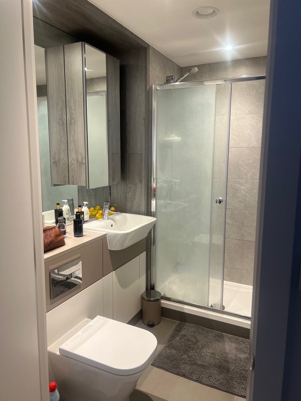Room Wickford Way in Greater London