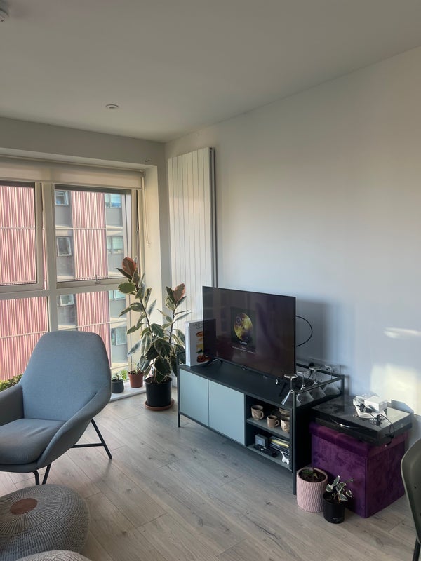 Room Wickford Way in Greater London