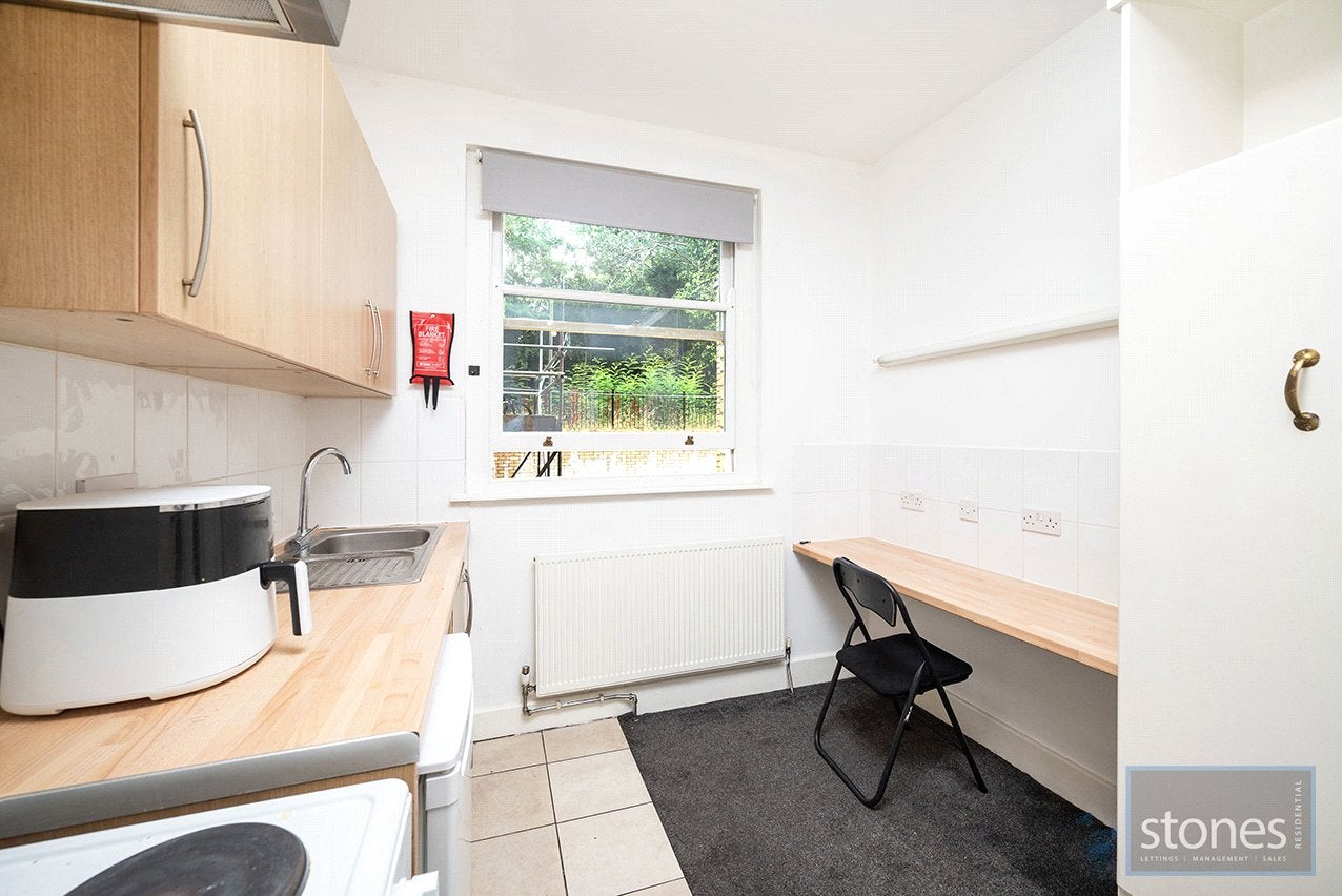 Flat Fellows Road in Greater London