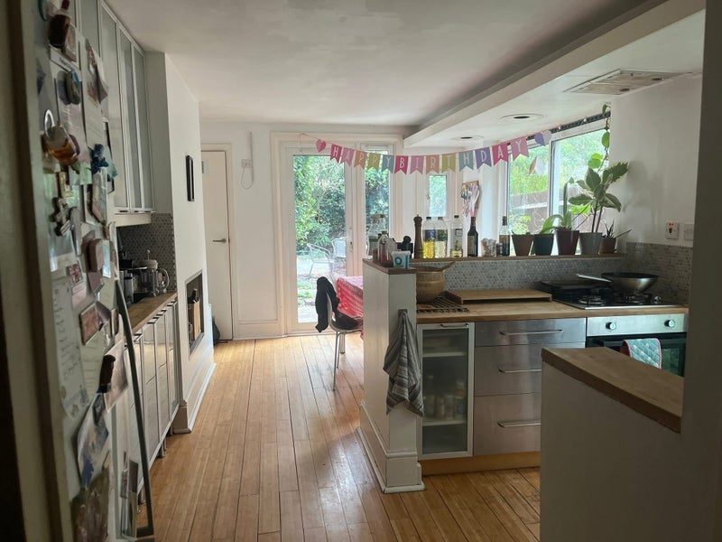 Room Rhodesia Road in Greater London