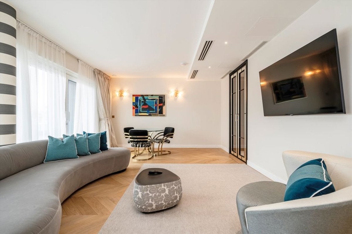Flat Central Avenue in Greater London
