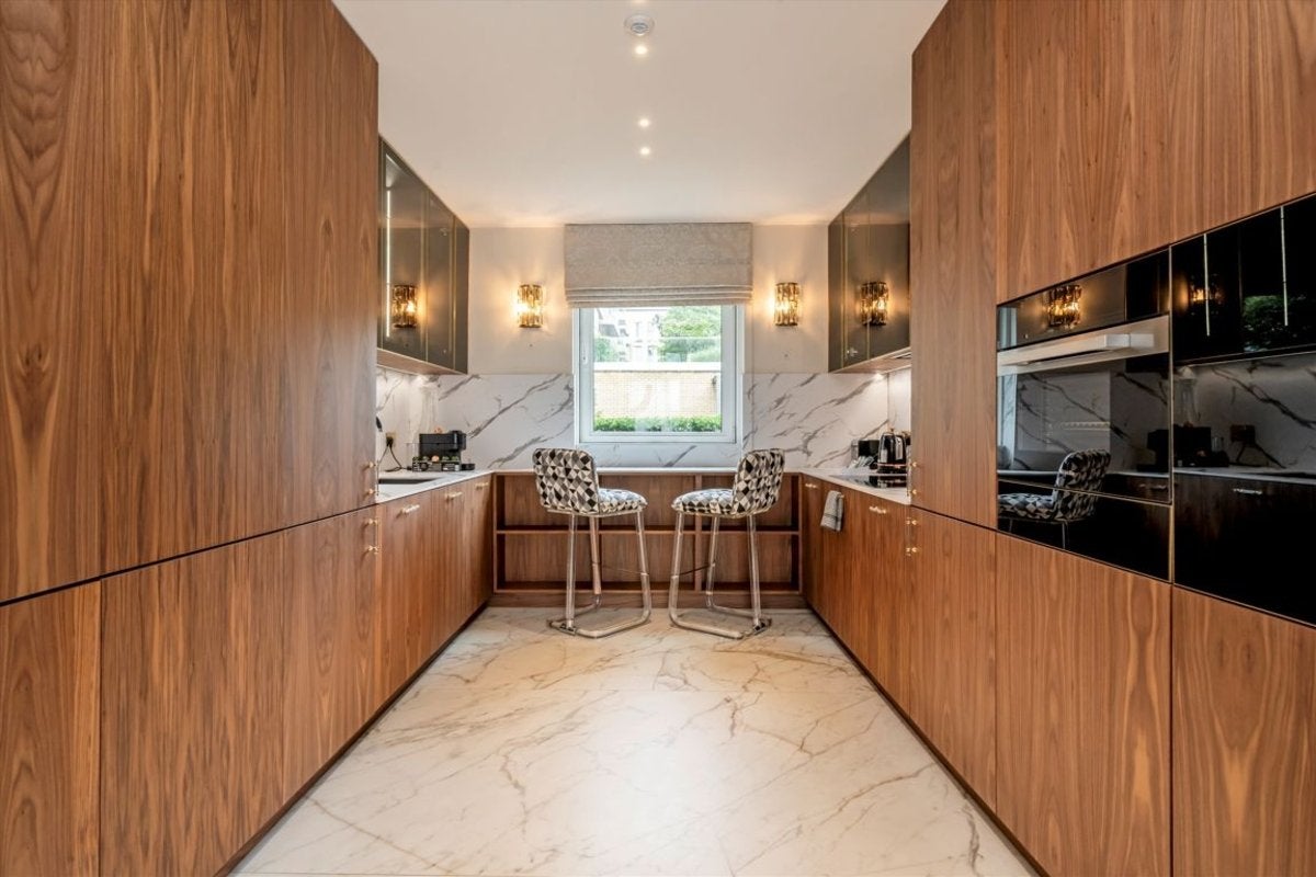 Flat Central Avenue in Greater London