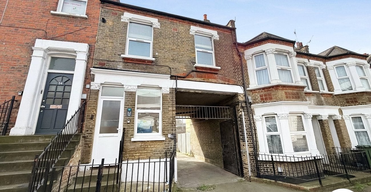 Flat Spray Street in Greater London